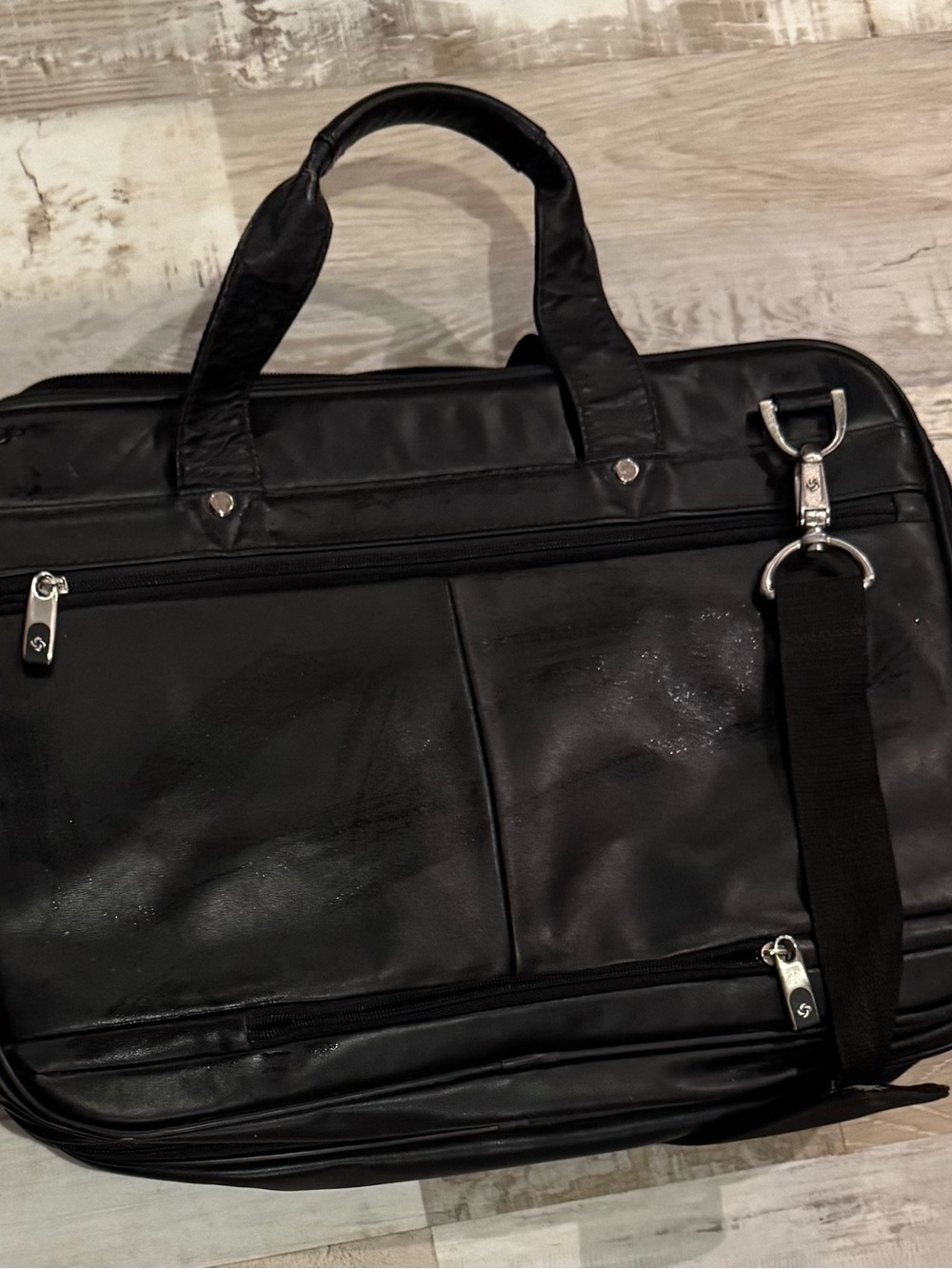 Samsonite. 

Black Men's Leather Laptop Messenger Bag - Classic Carry
